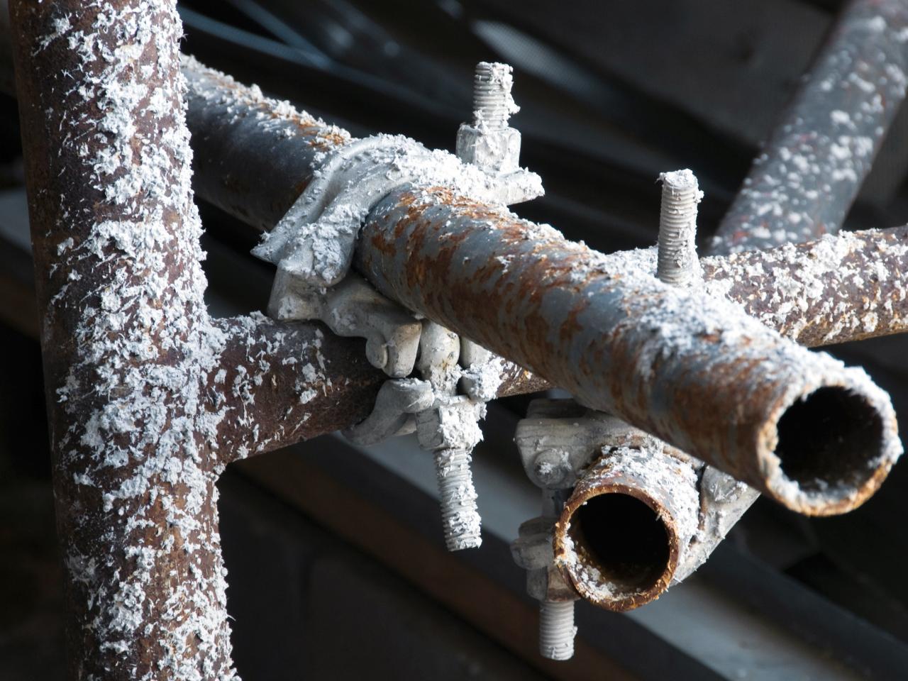 Какие трубы не замерзают зимой. Замерзшие трубы. Разморозка труб водоснабжения. Для заморозки труб. Замерзание трубопровода.
